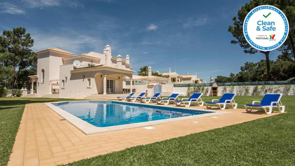 8-Bed Villa in Vilamoura-Sleeps-Playground-Pool