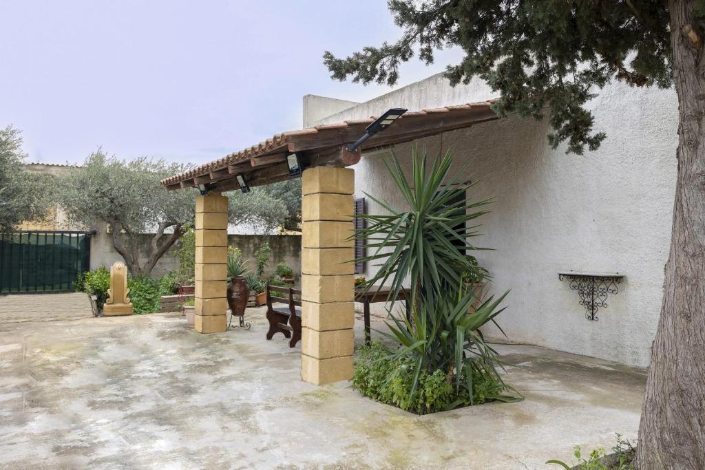 a pergola on the side of a building at Villetta Il Gallo in Mazara del Vallo
