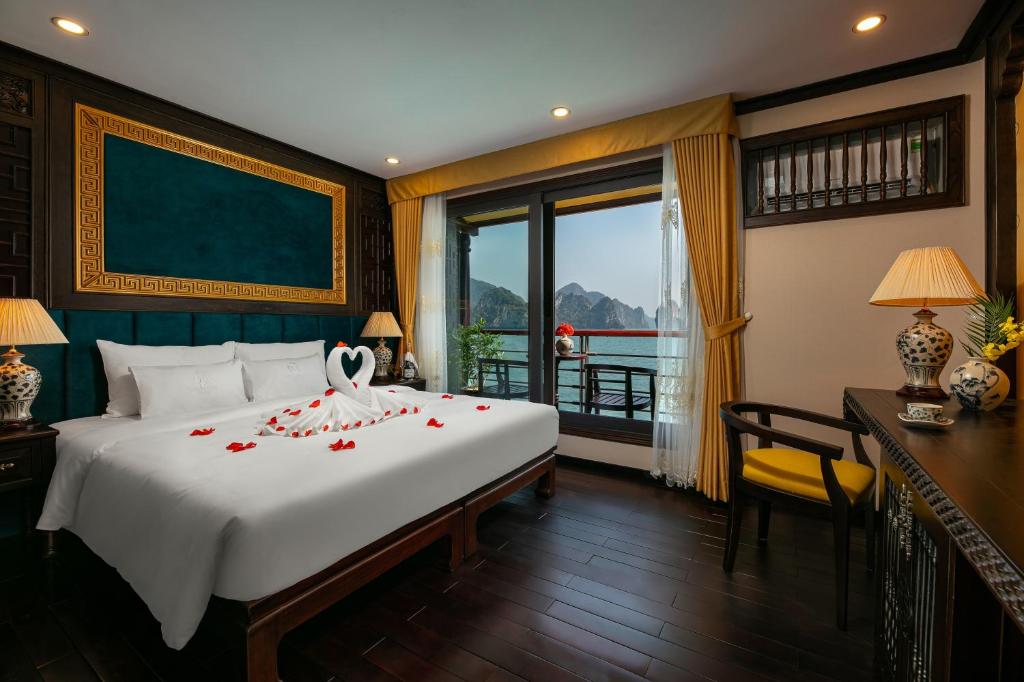 Postel nebo postele na pokoji v ubytování Nostalgia Halong Cruise