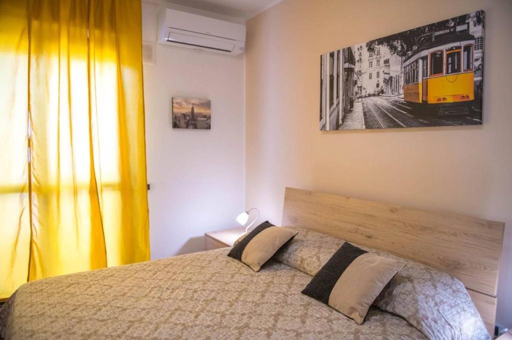 een slaapkamer met een bed en een geel gordijn bij Green D`Or B&B in Montone