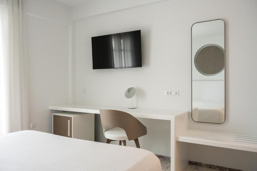 TV a/nebo společenská místnost v ubytování Tzanis Resort Skyros