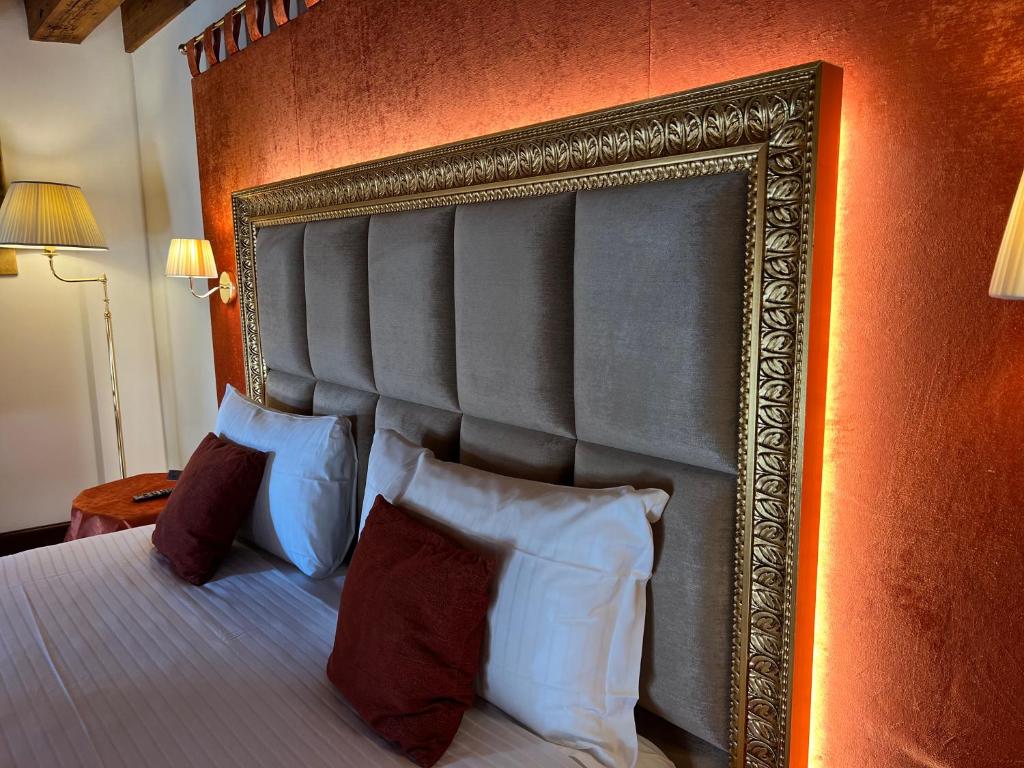 Postel nebo postele na pokoji v ubytování Ruzzini Palace Hotel