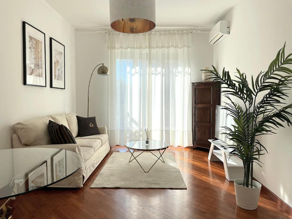 sala de estar con sofá y mesa en Amazing Flat with Terrace, en Milán