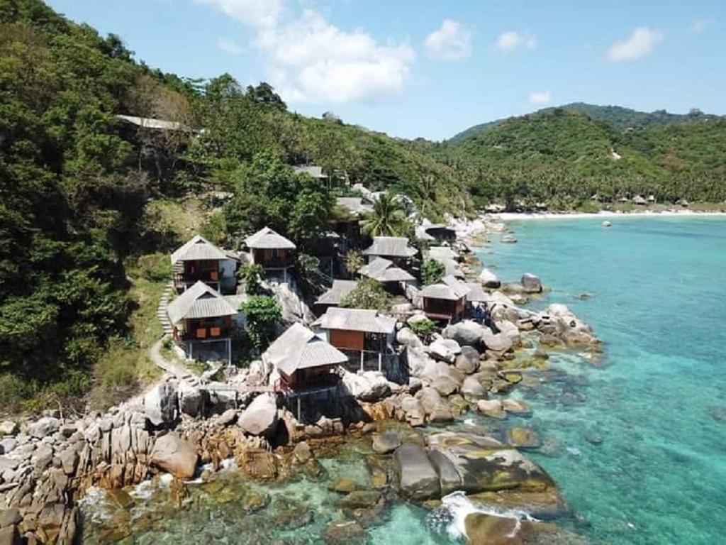 une île avec un groupe de cabanes et l'océan dans l'établissement OK2 Mamajim Bungalows, à Koh Tao
