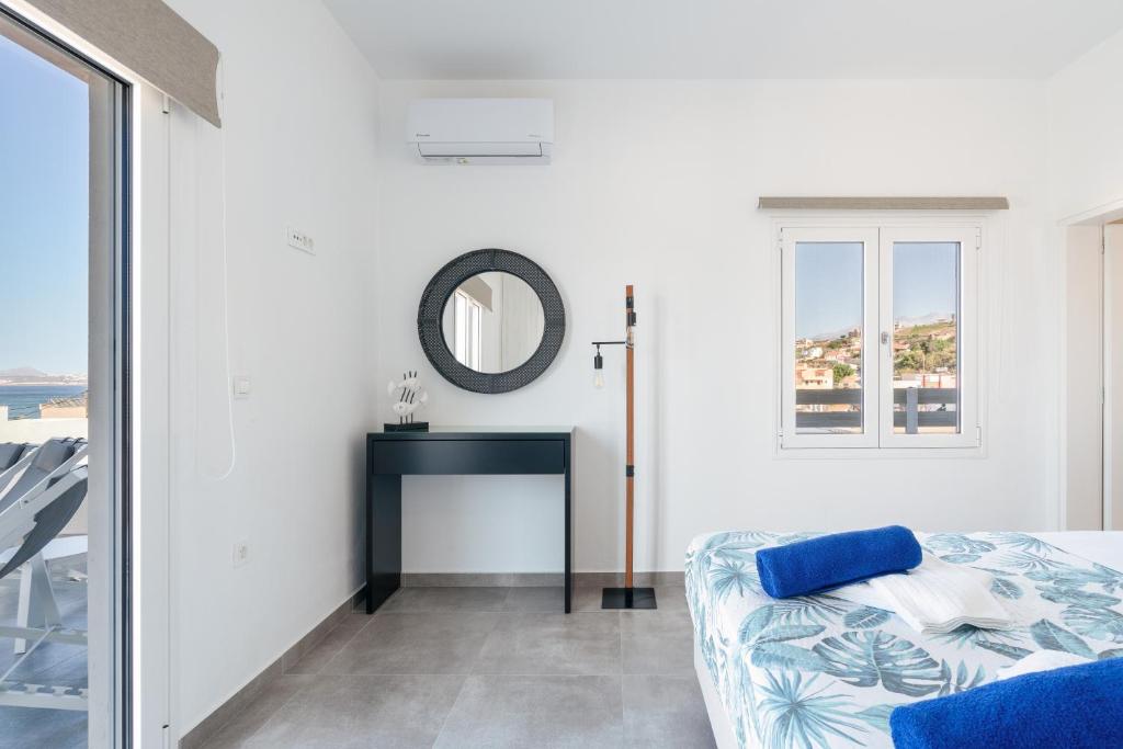 A bed or beds in a room at Mira Sea View Residence
