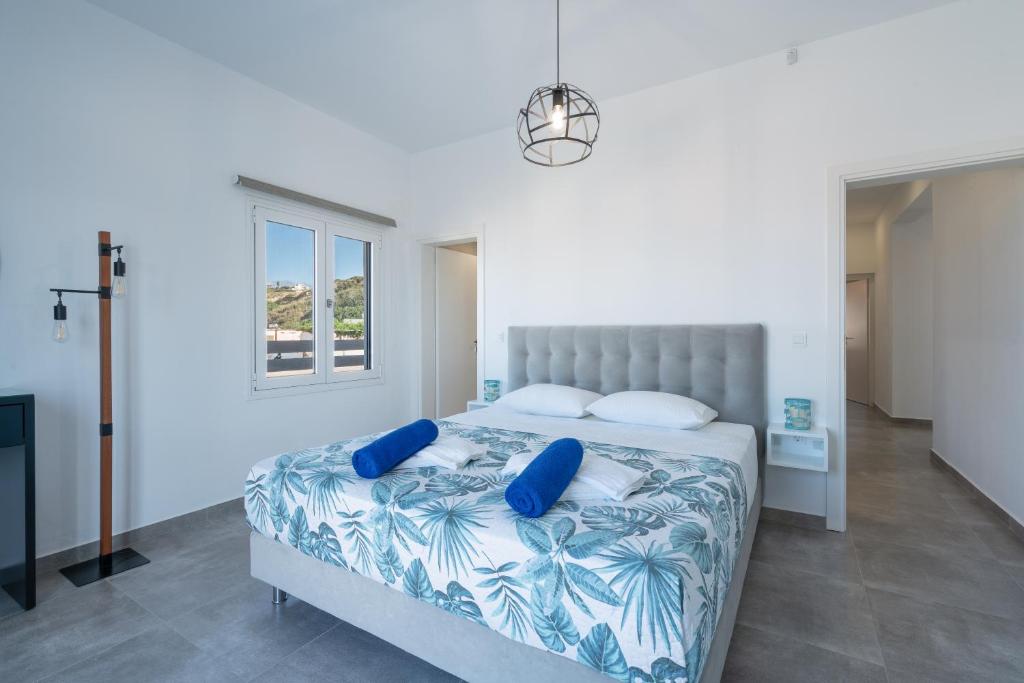 A bed or beds in a room at Mira Sea View Residence