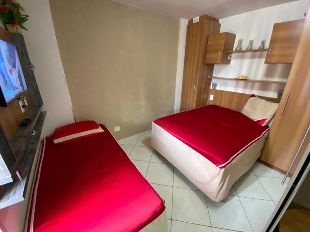 カルダス・ノバスにあるApartamento em Caldas novas 612のベッドルーム1室(赤いベッド1台、赤いベンチ付)