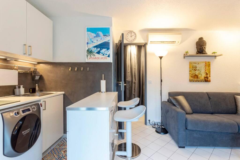 Kuchyňa alebo kuchynka v ubytovaní Chez Claude - Joli studio cabine climatisé avec parking et piscine