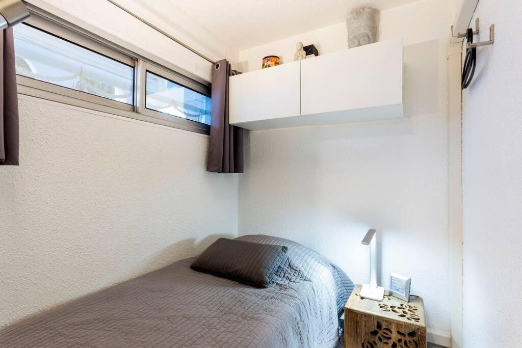 Posteľ alebo postele v izbe v ubytovaní Chez Claude - Joli studio cabine climatisé avec parking et piscine