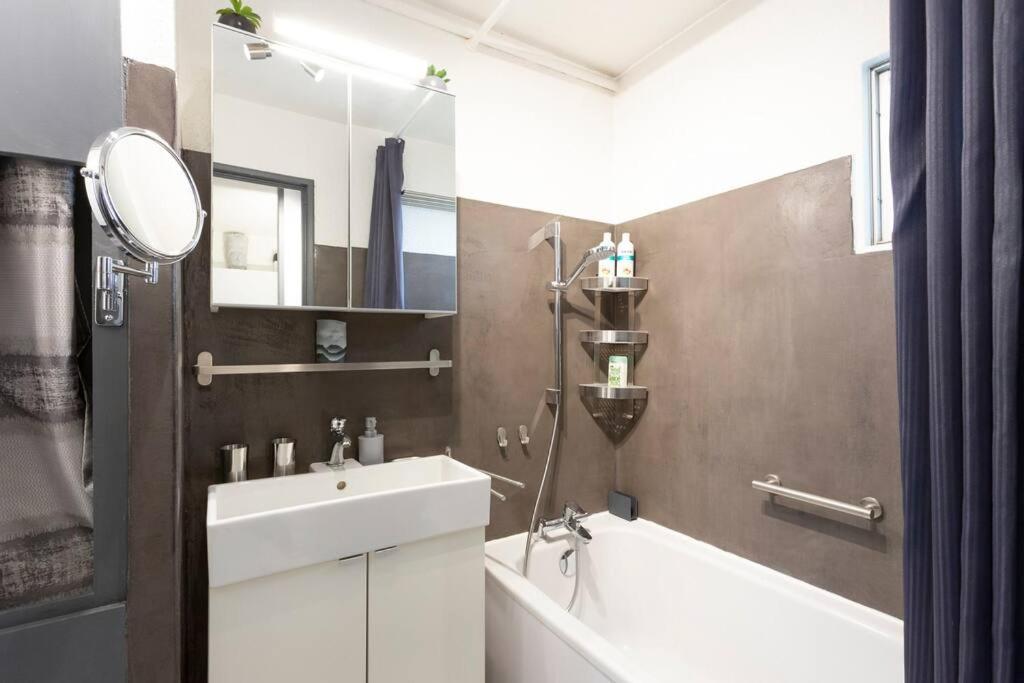 Kúpeľňa v ubytovaní Chez Claude - Joli studio cabine climatisé avec parking et piscine