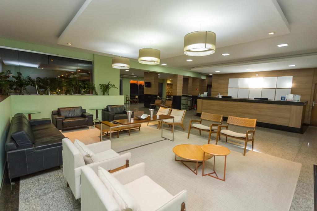 un vestíbulo con sofás y mesas y una sala de espera en Gelps Hotel, en Rio Verde