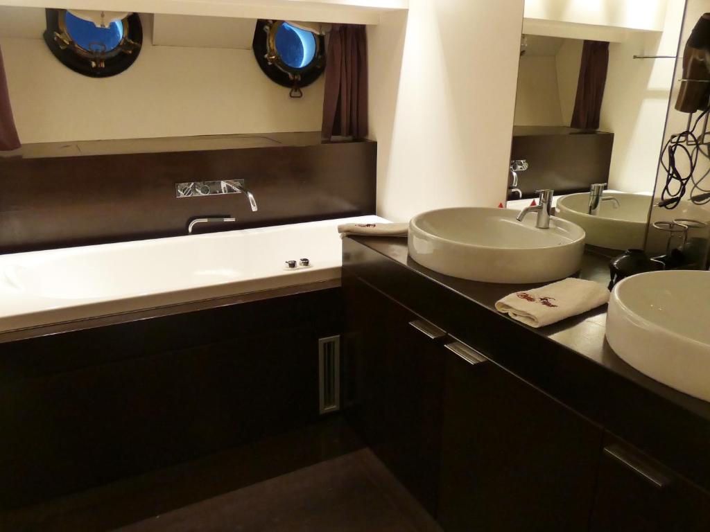 モンテカルロにあるLa Voglia Mattaのバスルーム(洗面台、鏡付)