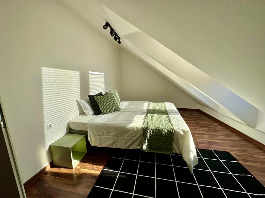 A bed or beds in a room at Designer Apartment im Herzen von Fulpmes