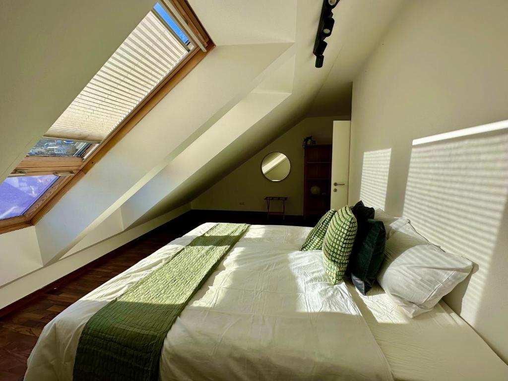 A bed or beds in a room at Designer Apartment im Herzen von Fulpmes
