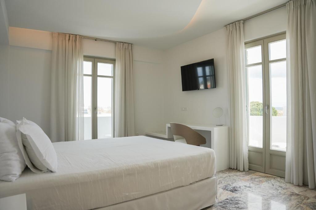 TV a/nebo společenská místnost v ubytování Tzanis Resort Skyros