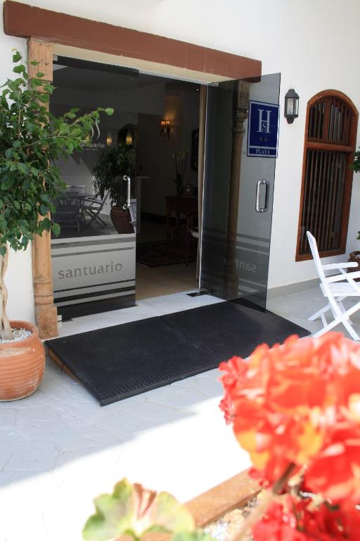 an entrance to a house with a black mat in front of a door at Santuario San José in San José