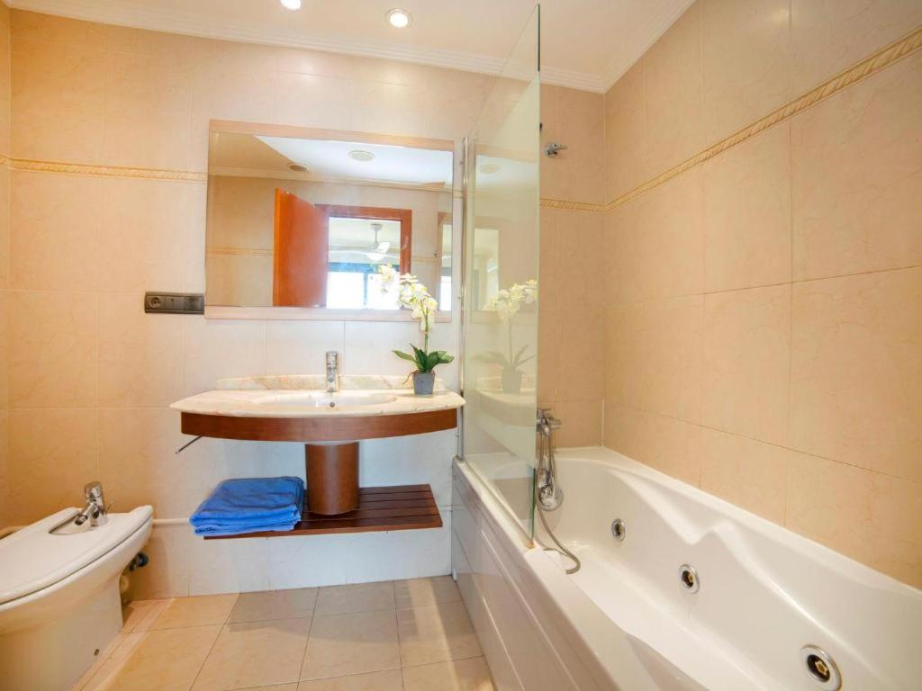a bathroom with a sink and a bath tub at Apartamento en Altea con vistas al mar in Altea