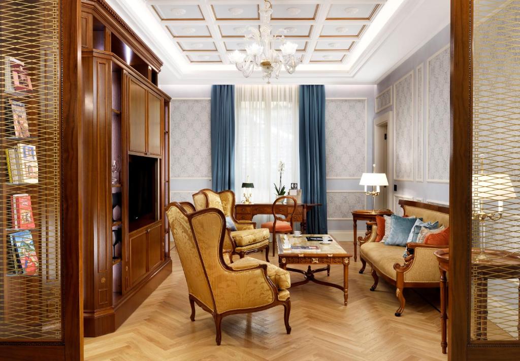 uma sala de estar com sofás e uma mesa em Luxury Apartments by Palazzo Portinari Salviati em Florença