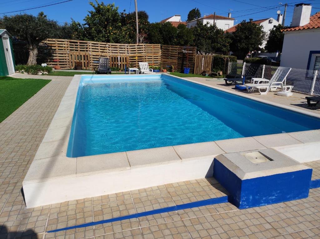 una piscina de agua azul en un patio en Alojamento local A Giesta, en Sao Sebastiao da Giesteira