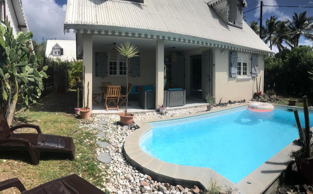 ein Pool vor einem Haus in der Unterkunft Villa Sybelle- piscine - 3min plage in Le Diamant