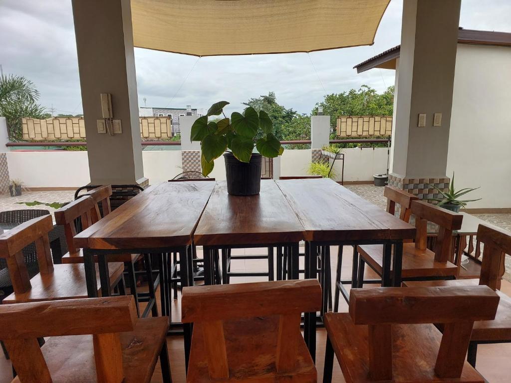 uma mesa de madeira com um vaso de plantas num pátio em Apartelle near Philippine Arena em Bulakan