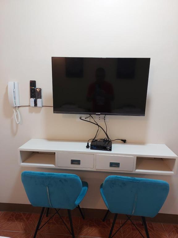 TV a/nebo společenská místnost v ubytování Apartelle near Philippine Arena