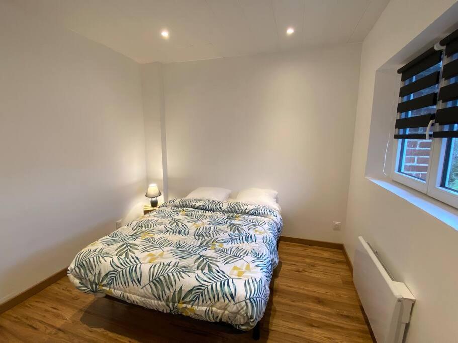 um quarto com uma cama no canto de um quarto em Villa du Golf 