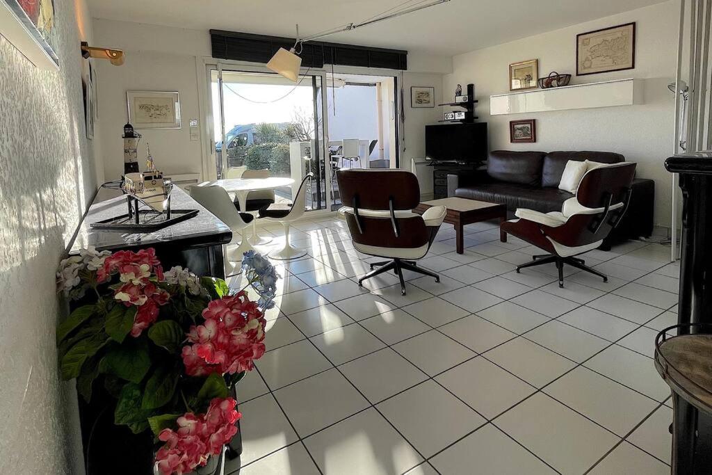 a living room with a couch and chairs at Appartement bord de Mer ・Le rivage・ in Piriac-sur-Mer