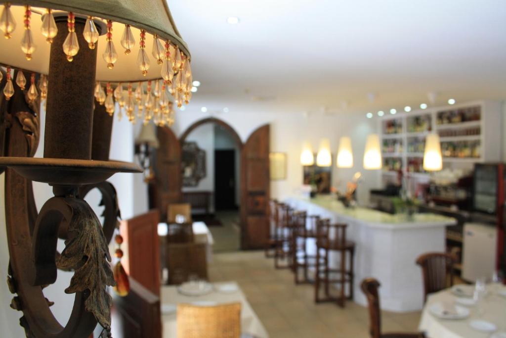 a restaurant with a dining room and a bar at Santuario San José in San José