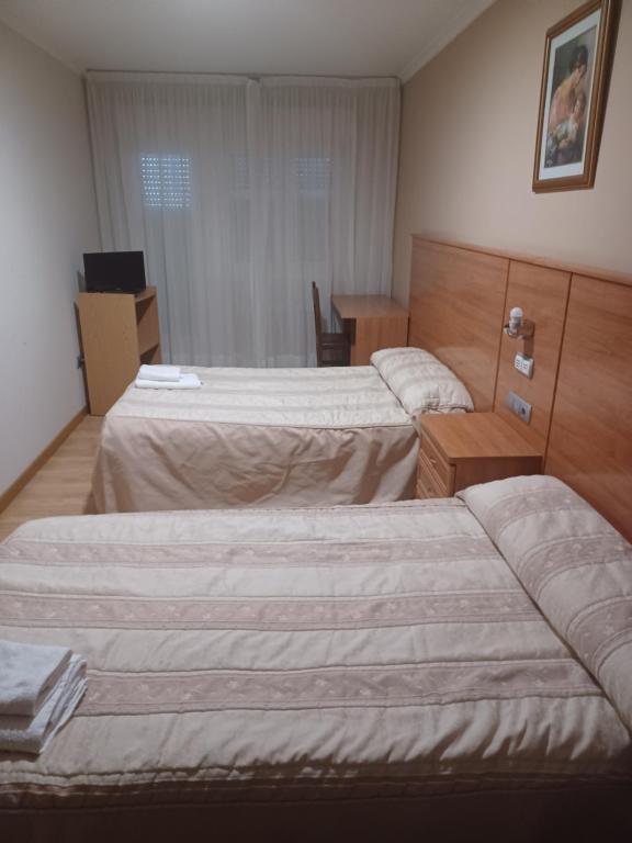 Łóżko lub łóżka w pokoju w obiekcie Hotel 2 de mayo 2