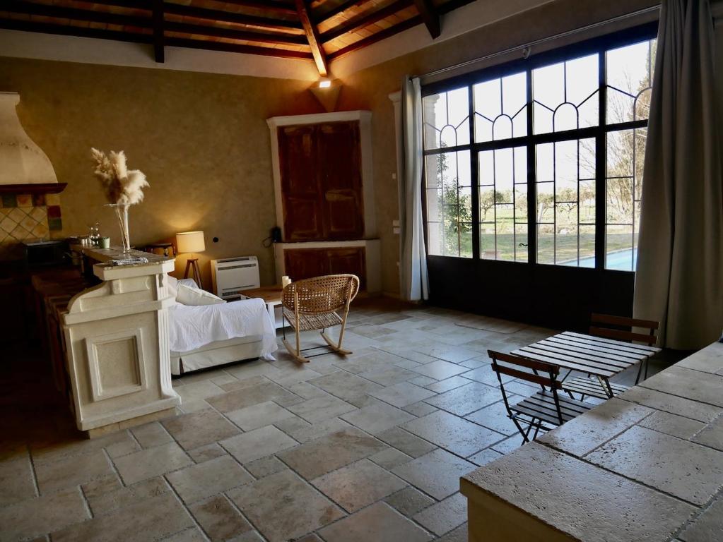 Posezení v ubytování Le Pool House - Private Jacuzzi - Mas des Sous Bois