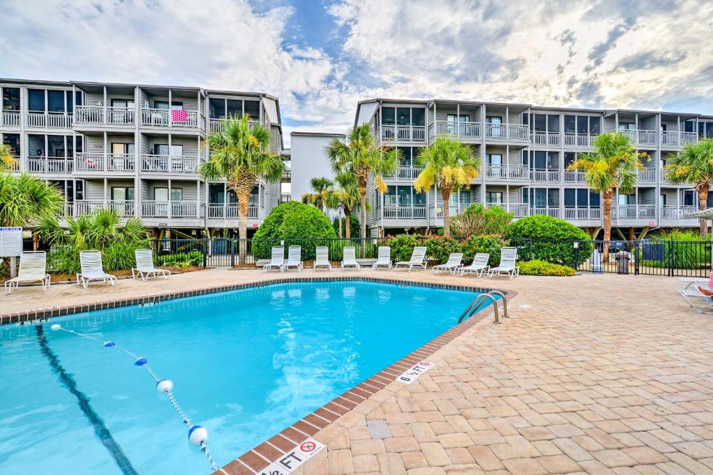 uma piscina em frente a um edifício em Myrtle Beach Getaway with Pool - Walk to Beach! em Myrtle Beach