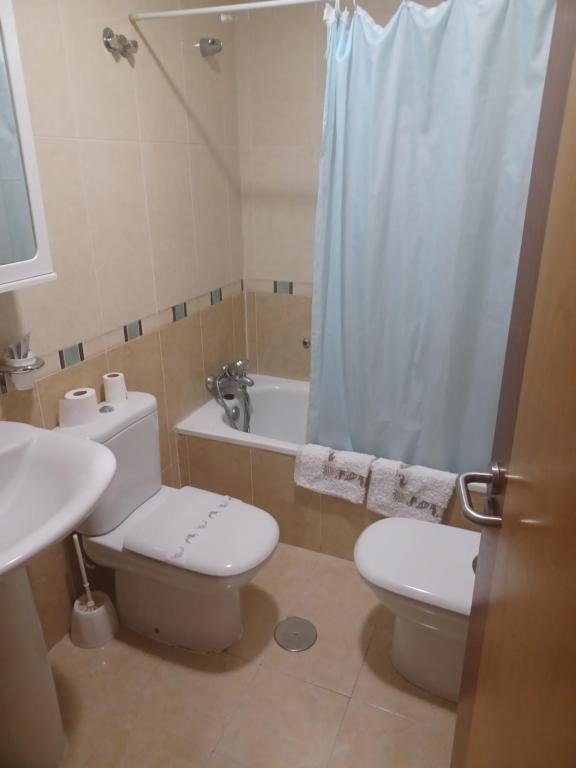 łazienka z toaletą, umywalką i prysznicem w obiekcie Hotel 2 de mayo 2 w mieście Xinzo de Limia