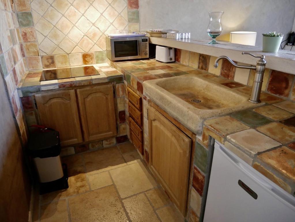 Kuchyň nebo kuchyňský kout v ubytování Le Pool House - Private Jacuzzi - Mas des Sous Bois