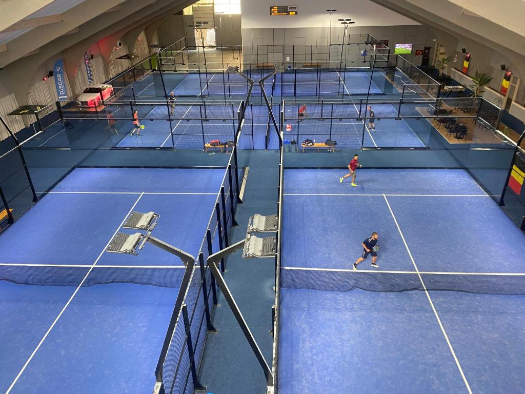 Tenis a/nebo squash v ubytování Hotel Le Midi nebo okolí