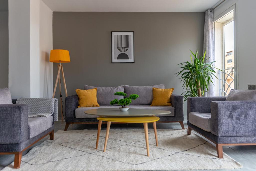 a living room with a couch and a table at Luxueux Appartement à Hydra in Hydra