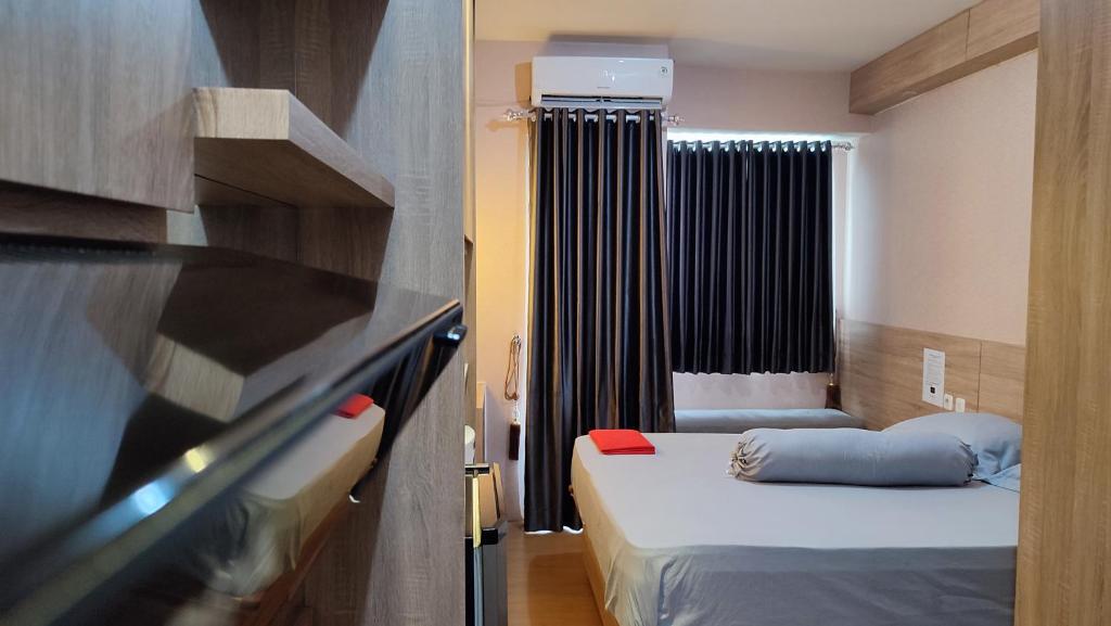 Tempat tidur dalam kamar di Tower Mahakam Jababeka by KiNGDOM GALUH PAKUAN
