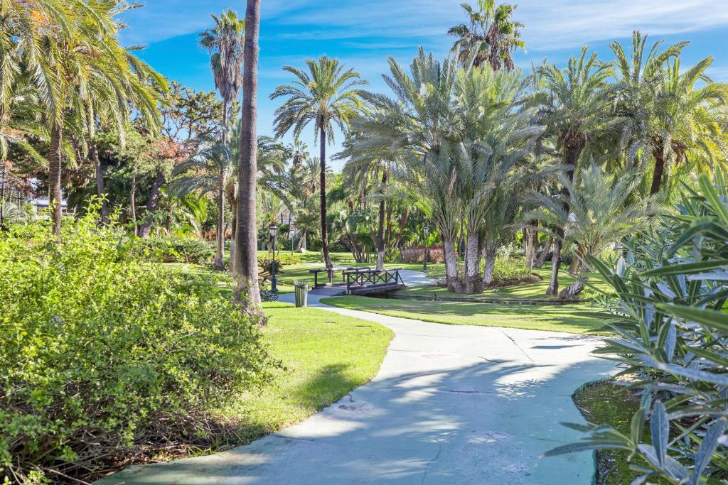Vonkajšia záhrada v ubytovaní Large apartment in Playas del Duque