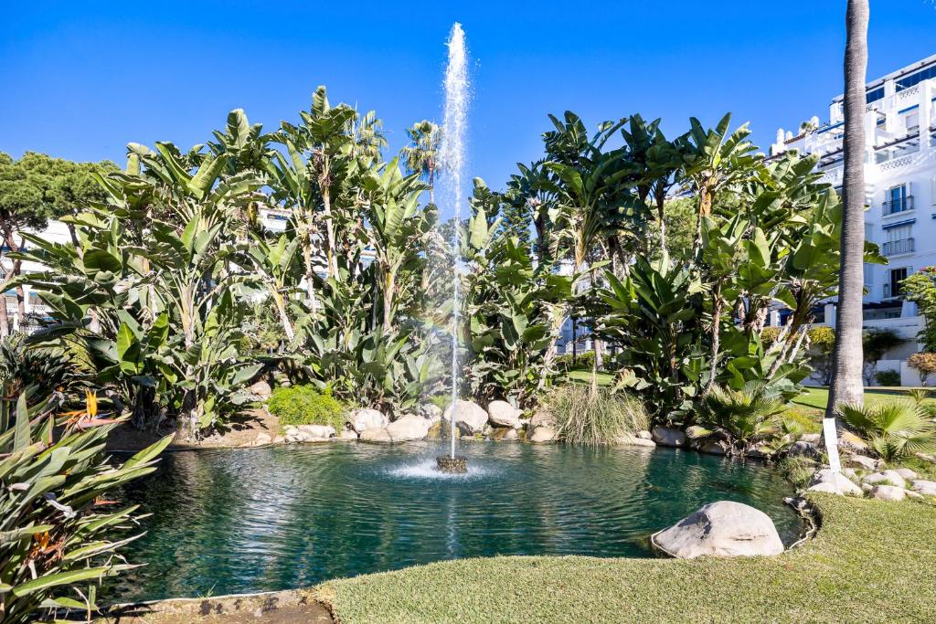 Vonkajšia záhrada v ubytovaní Large apartment in Playas del Duque