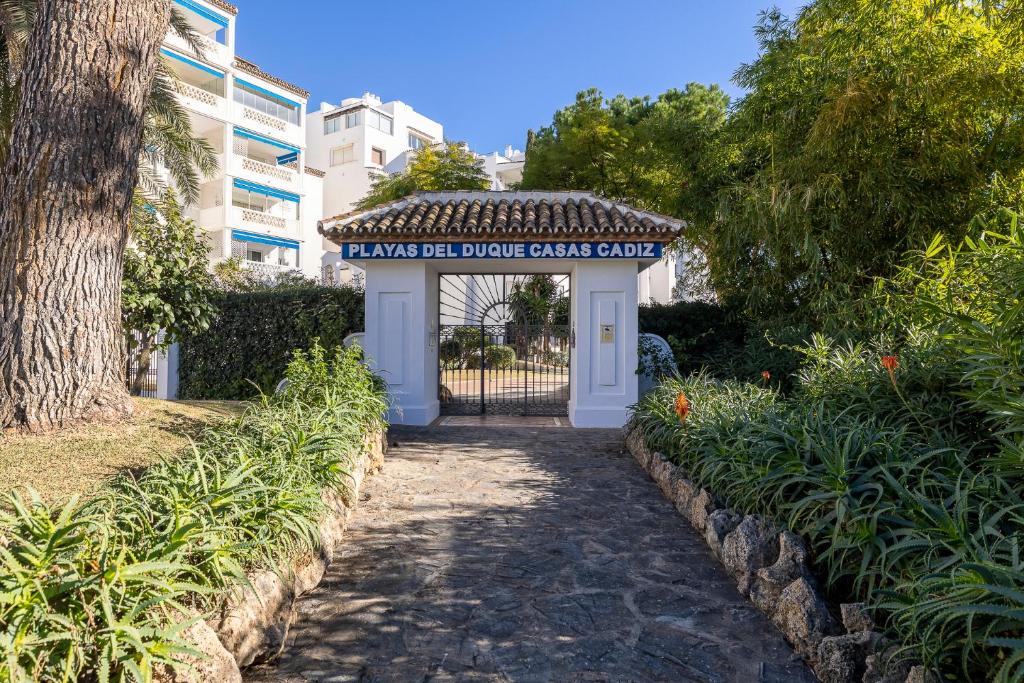 Vonkajšia záhrada v ubytovaní Large apartment in Playas del Duque