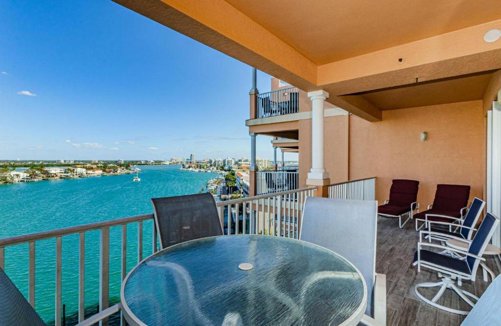 balcón con mesa, sillas y agua en Waterfront Breeze Condo en Clearwater Beach