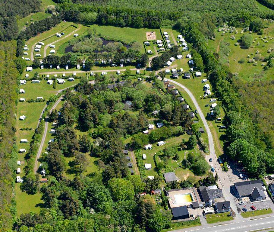 - une vue aérienne sur un parc avec des voitures et des arbres dans l'établissement First Camp Aarhus - Jylland, à Aarhus