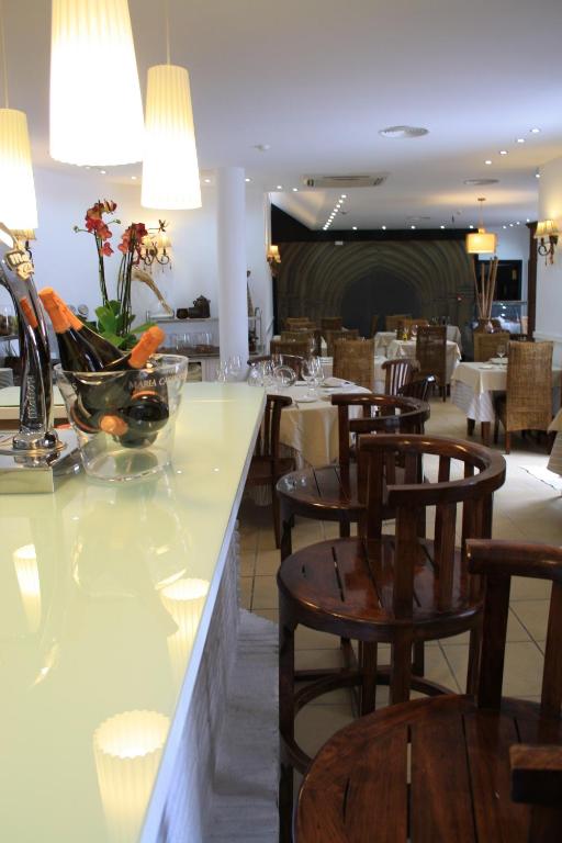 a restaurant with a bar with chairs and tables at Santuario San José in San José