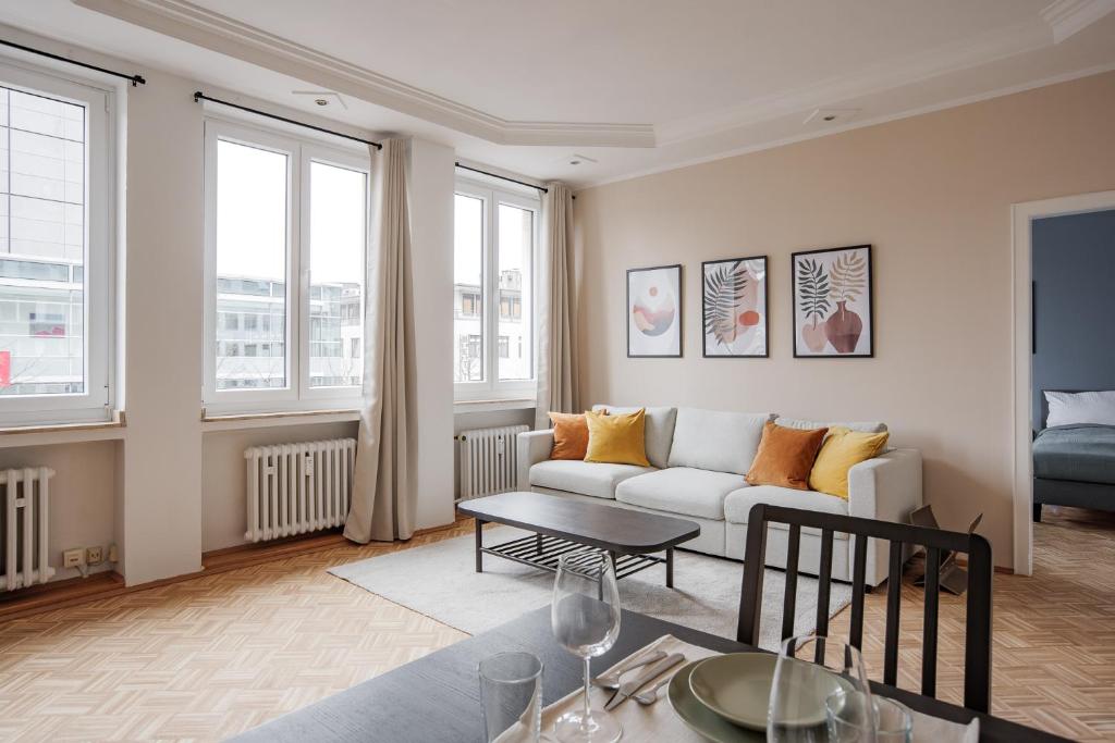 uma sala de estar com um sofá e uma mesa em Flats 4 You, Moderne City Wohnung Nähe HBF, DÜ-Messe 20 Min, Netflix, Küche em Duisburg