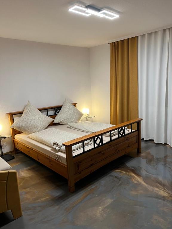 En eller flere senge i et værelse på Gasthof Legend