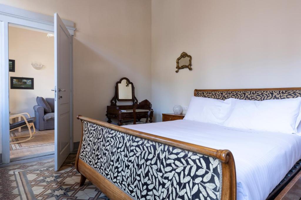sypialnia z łóżkiem z drewnianą ramą w obiekcie Fossi Elegant Apartment we Florencji