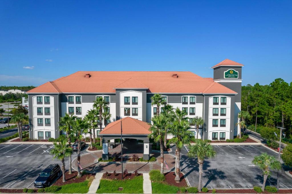 uma vista aérea de um hotel com estacionamento em La Quinta by Wyndham PCB Pier Park area em Panama City Beach