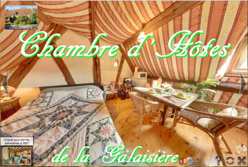 Préaux的住宿－Chambre d'Hôtes de La Galaisière，一张带桌椅的房间的杂志封面