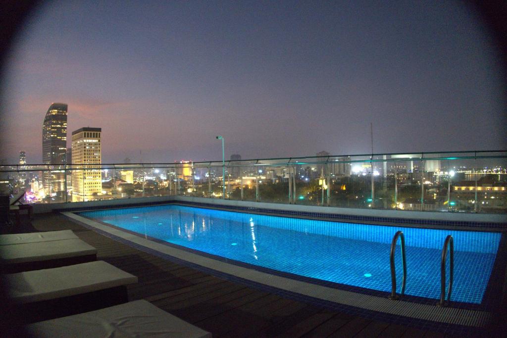 een zwembad op het dak van een gebouw 's nachts bij Residence 110 (Hotel and Apartments) in Phnom Penh