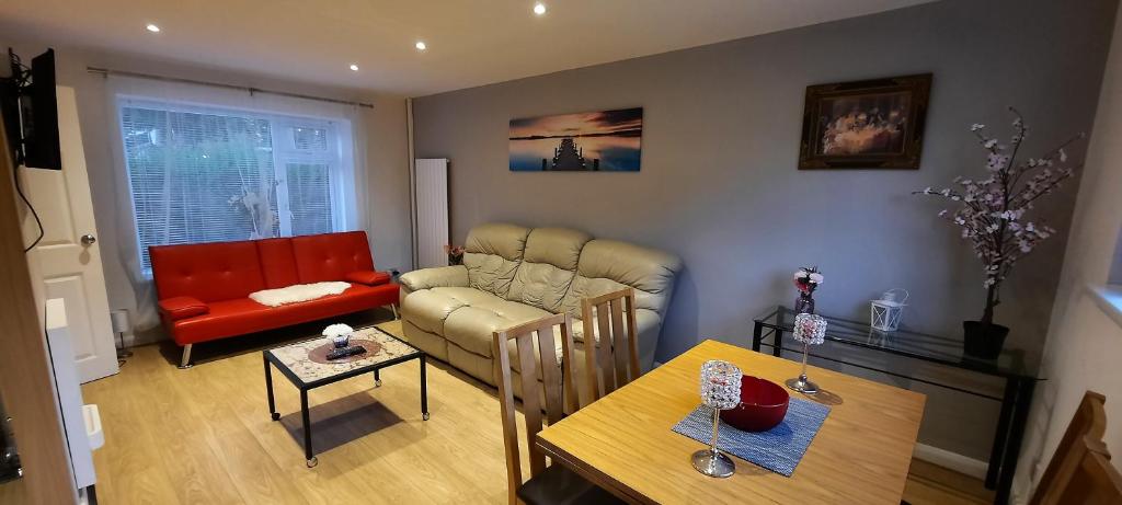 Stevenage Contractors x8 New 3 bedroom House Free Wifi, Parking, Towels all inclusive & Large Garden - Casa De Tres Dormitorios
